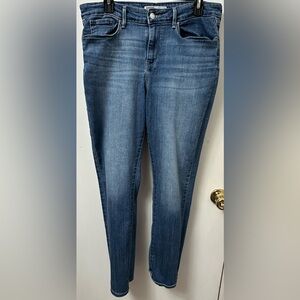 Levi’s Classic Women's Mid-Rise Straight Leg Jeans in Blue
Size 14